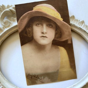 Ancienne carte postale photo édouardienne de beauté, carte postale photo antique de lierre étroit, carte postale photo antique de beauté célèbre, jolie fille RPPC