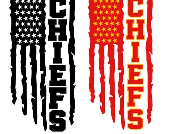 Puede incluir: Dos versiones de un diseño de bandera estadounidense desgastado con la palabra "CHIEFS" en letras negritas. La bandera de la izquierda es negra y blanca, y la bandera de la derecha es roja y amarilla.