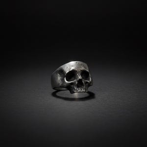 Anillo de calavera sin mandíbula de peltre: anillo de calavera gótico de plata único, joyería motera llamativa para hombres y mujeres.
