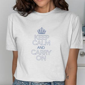 「落ち着いて、続けよう」Tシャツ、モチベーションを上げる名言Tシャツ、インスピレーションを与えるグラフィックシャツ、ポジティブなメッセージトップ、カジュアルウェア