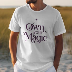 Own Your Magic Graphic T-shirt, shirt met motiverende quote, inspirerend T-shirt, uniek T-shirtcadeau, casual T-shirt, shirt positief bericht
