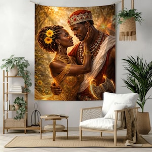 Puede incluir: Un tapiz de pared con un retrato romántico de una pareja negra en un bosque iluminado por el sol. La persona de la izquierda lleva un vestido dorado y girasoles en el pelo, mientras que la de la derecha lleva una corona y collares de cuentas.