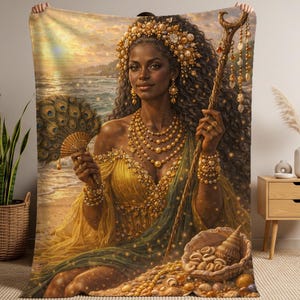 Könnte beinhalten: Eine dekorative Decke mit einer detaillierten Illustration einer Frau, die mit Goldschmuck und einem fließenden gelb-grünen Kleid geschmückt ist. Sie hält einen Fächer und einen Stab, mit einer Strandkulisse im Hintergrund.