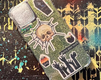 Handdekorerat iPhone 13 Mini-skyddsskal | Unik design med klistermärken och journalpapper