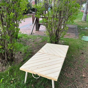 Mesa de camping plegable natural de 112 x 56 cm – Mesa de picnic de madera hecha a mano – Mesa portátil de madera blanca – Mesa ligera para acampar al aire libre