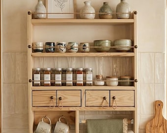Estante de pared estilo rústico para especias con cajones y soporte para tazas.