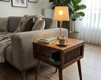 Mesita de noche de madera, mesa auxiliar, mesa auxiliar de listones, mesita de noche de mediados de siglo, muebles de dormitorio bohemios, armario de noche de madera