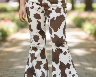 Calça jeans boca de sino com estampa de vaca marrom. B2026