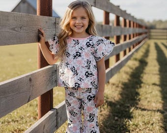 Conjunto de dos piezas: botas y sombrero con estampado de vaca. OFG61000