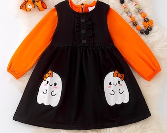 Schwarzes Kleid mit Geisterapplikation und orangefarbenem Unterhemd. OFG51174