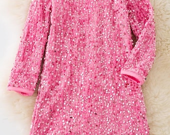 Vestido tubinho de lantejoulas com mangas compridas para meninas.