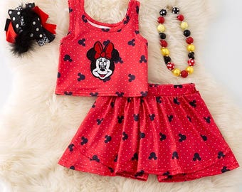 Completo top e gonna-pantalone rossi con personaggio. OFG50905