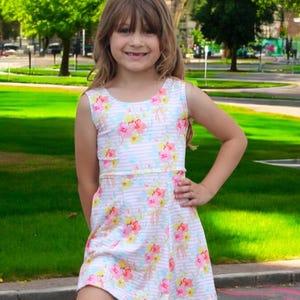 Abito da tennis per bambine con motivi floreali e a righe.