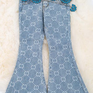 Pantaloni in denim bootcut blu chiaro.