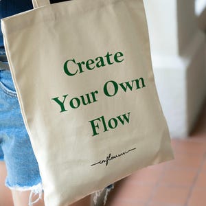 Bolsa de mano con cita: crea tu propio flujo (diseño limpio, idea de regalo de Navidad, cita sobre salud mental, ideal para tamaño carta)