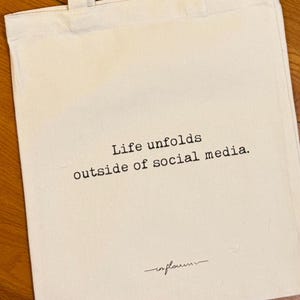 Bolsa de mano con cita: La vida se desarrolla fuera de las redes sociales (diseño limpio, desintoxicación, idea de regalo, cita sobre salud mental, ideal para tamaño carta)