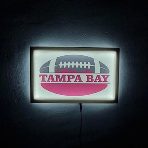 Insegna luminosa a LED in tela dei Tampa Bay Buccaneers, regalo perfetto per i fan della NFL, elegante decorazione per caverna dell'uomo, regalo di Natale illuminato della NFL