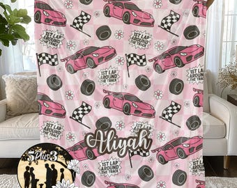 Couverture pour bébé voiture de course rose | Couverture personnalisée premier anniversaire | 1er tour de piste | Couverture pour bébé avec prénom personnalisé | Chambre d'enfant sur le thème de la race