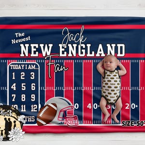Peut inclure: Une couverture rectangulaire bleu marine et rouge sur le thème du football avec le texte The Newest Jack New England Fan, un tableau numéroté de 1 à 12 mois, un casque de football américain et les dimensions imprimées de 127 cm par 152 cm.