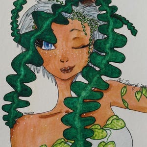 Puede incluir: Una ilustración de acuarela de una mujer con cabello blanco y una planta verde creciendo alrededor de su cabeza. La planta tiene pequeñas hojas verdes y está creciendo alrededor de su cabeza como una corona. La mujer lleva un vestido blanco con hojas verdes. La ilustración está firmada "Mel Zlonczyk 2020" y "Merani Art".