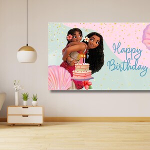 Op de afbeelding: Een roze en blauwe verjaardagbanner met een cartoon afbeelding van twee vrouwen met bruin haar en een taart. De banner zegt "Happy Birthday" in blauwe tekst.