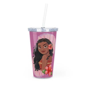 Op de afbeelding: Een doorzichtige plastic beker met een roze en wit ontwerp met een cartoon afbeelding van Moana uit de Disney film Moana. De beker heeft een doorzichtig deksel en een rietje.