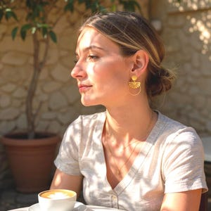 Pendientes de aro de latón hechos a mano con diseño de rayos de sol: Pendientes colgantes geométricos estilo boho.