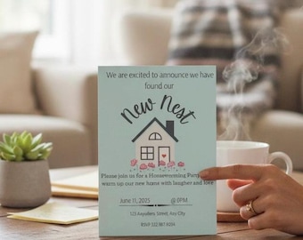 Könnte beinhalten: Eine hellblaue Einladungskarte zur Einweihungsparty mit einer schwarzen Strichzeichnung eines Hauses mit rosa Blumen, dem Text New Nest und Veranstaltungsdetails für den 11. Juni 2025 um 18 Uhr in der 123 Anyufers Street, Any City.