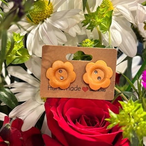 Boho Ohrringe mit Blumenknöpfen: Handgefertigte Holz Ohrstecker
