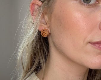 Kleiner Holz Knopf Ohrstecker: Boho Eco freundliche Ohrringe