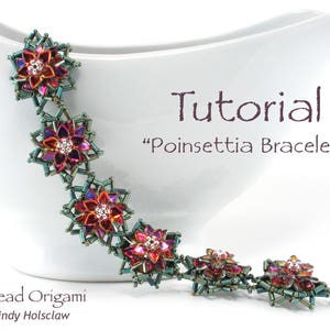 Könnte beinhalten: Ein Armband aus Perlen mit einem Poinsettien-Design. Das Armband ist aus roten, rosa und grünen Perlen gefertigt und hat einen silbernen Verschluss. Das Armband liegt auf einer weißen Oberfläche. Der Text "Tutorial "Poinsettia Armband"" ist im Bild sichtbar.