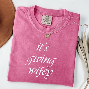 Its Giving Wifey T-Shirt,Custom Bride to Be Shirt, Newlywed Tee,Honeymoon Outfit,Wedding Day T-Shirt,Engagement Shirt,Bridal Shower Shirt