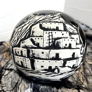 Jarrón de cerámica de Southwest Pueblo firmado, escena de pueblo del desierto en blanco y negro, 15 cm (6 pulgadas).