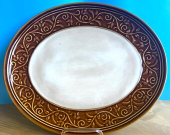 Juego de 2 fuentes ovaladas Gibson Elite de 33 cm (13 pulgadas) de cerámica marrón con diseño de volutas, ideales para la decoración de mesas de estilo rústico.