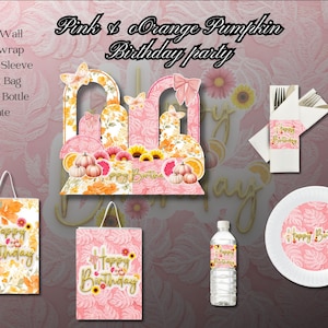 Könnte beinhalten: Rosa und orangefarbene Kürbis-Geburtstagsdekorationen, darunter ein Mittelstück mit Kürbissen, eine Geschenktüte, eine Wasserflasche, ein Teller und Servietten. Der Text "Happy Birthday" ist auf den Dekorationen zu sehen.