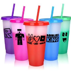 Puede incluir: Conjunto de cinco vasos reutilizables de colores con diferentes dise&ntilde;os tem&aacute;ticos de Roblox. Los vasos son de pl&aacute;stico y tienen un acabado transparente y esmerilado. Los dise&ntilde;os incluyen "Roblox King", "Peace Love Roblox", "R", un personaje de Roblox y una cara sonriente.