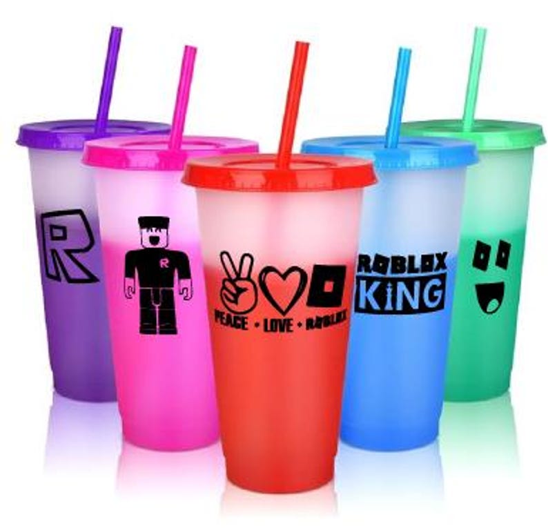 Puede incluir: Conjunto de cinco vasos reutilizables de colores con diferentes dise&ntilde;os tem&aacute;ticos de Roblox. Los vasos son de pl&aacute;stico y tienen un acabado transparente y esmerilado. Los dise&ntilde;os incluyen "Roblox King", "Peace Love Roblox", "R", un personaje de Roblox y una cara sonriente.
