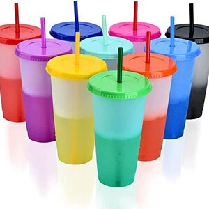 Puede incluir: Conjunto de diez vasos de pl&aacute;stico de doble pared, con tapas y pajitas, de colores vivos. Los vasos son degradados, con un color m&aacute;s claro en la parte superior y un color m&aacute;s oscuro en la parte inferior. Los colores incluyen rojo, naranja, amarillo, verde, azul, morado, rosa, negro y blanco.