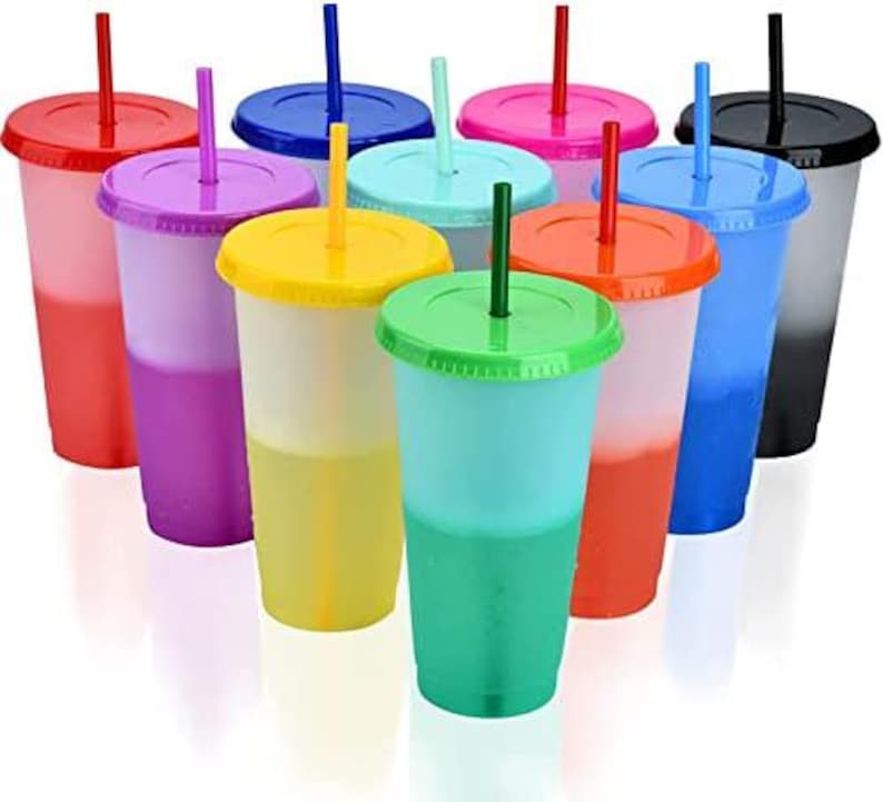 Puede incluir: Conjunto de diez vasos de pl&aacute;stico de doble pared, con tapas y pajitas, de colores vivos. Los vasos son degradados, con un color m&aacute;s claro en la parte superior y un color m&aacute;s oscuro en la parte inferior. Los colores incluyen rojo, naranja, amarillo, verde, azul, morado, rosa, negro y blanco.