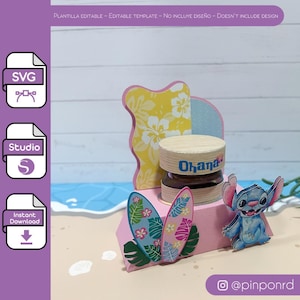 Op de afbeelding: Een papieren knutselscène in roze, geel en blauw, met een pot met het opschrift "Ohana", twee surfplanken en een stripfiguur. De tekst "PLANTILLA EDITABLE - EDITABLE TEMPLATE - NO INCLUYE DISEÑO - DOESN'T INCLUDE DESIGN" is ook zichtbaar.