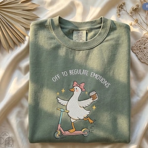 Broderad skjorta med texten "Av för att reglera känslor", Silly Goose-skjorta, mental hälsa-tröja, lärar-tröja, terapeut-tröja, kurator-gåva