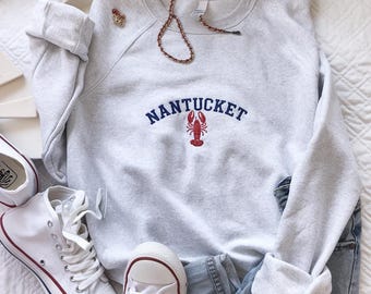 Sudadera con bordado de langosta de Nantucket, cuello redondo costero de Nueva Inglaterra, regalo playero de verano, camisa de vacaciones preppy, camisa de Cape Cod