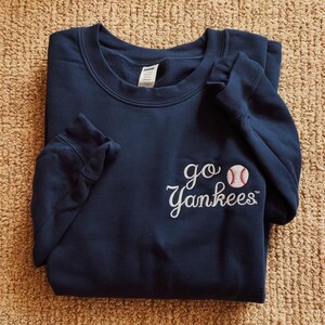 Bluza z haftem Go Ya.nk.ees, bluza z okrągłym dekoltem dla fanów baseballu, koszulka NY Yankees, strój na dzień gry, spersonalizowany prezent baseballowy, odzież sportowa
