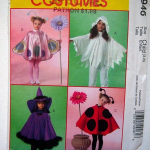 Peut inclure: Un patron de couture pour costumes d'enfants. Le patron comprend quatre costumes : un papillon, un fantôme, une sorcière et une coccinelle. Le patron est de McCall's et s'appelle Easy Costumes. Le numéro du patron est M4946.
