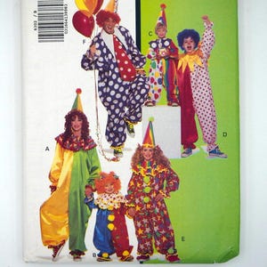 Op de afbeelding: Een vintage Butterick naaipatroon met verschillende clownkostuumontwerpen. De omslag toont meerdere kleurrijke clownoutfits, waaronder stippen, sterren en color-blocked stijlen. Het patroon is gelabeld met "6302" en "B - Adult".