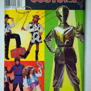 Peut inclure: Un patron de couture Simplicity pour costumes d'enfants. Le patron comprend cinq costumes différents : un cow-boy, une cow-girl, un chevalier, un pirate et un extraterrestre. Le patron est pour les tailles 7, 8, 10, 12 et 14.