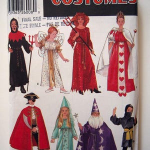 Puede incluir: Un patrón de costura para hacer disfraces. El patrón incluye diseños para un diablo, un ángel, una reina, una bruja, un pirata, un hada, un mago y un ninja. El patrón es de Simplicity Costumes y está disponible en tallas pequeña, mediana y grande.