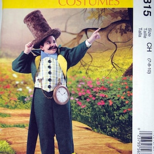Puede incluir: Un patrón de disfraz de McCall's que muestra a un niño vestido con un personaje con sombrero de copa, chaleco y reloj de bolsillo. El disfraz incluye pantalones azules, una chaqueta verde y zapatos adornados con flores. El patrón se titula "McCall's Costumes".