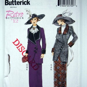 以下が含まれることがあります： ヴィンテージのButterickの裁縫パターン、B6108。女性のファッションイラストが2つあります。デザインにはロングスカート、ジャケット、羽飾りの帽子が含まれています。パターンは「Retro Butterick '12」と表示されています。