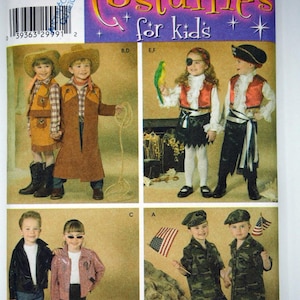 Puede incluir: Un sobre de patrón de costura Simplicity 3997 Costumes for kids, talla A 3,4,5,6,7,8. La parte frontal muestra ilustraciones de niños con varios disfraces, incluyendo trajes de vaquero, atuendos de pirata, ropa estilo años 50 y uniformes militares de camuflaje.